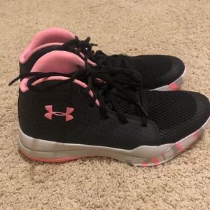 Under armor -Youth girl athletic shoes, very good condition.